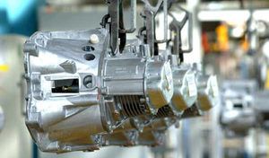 En pénurie de boîte de vitesses, Peugeot stoppe la production temporairement à Sochaux