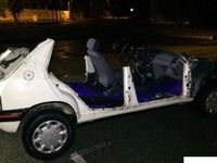 La police arrête sur la route une Peugeot 205 complètement désossée
