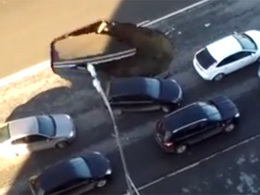 Insolite : au milieu des bouchons, la route s'effondre
