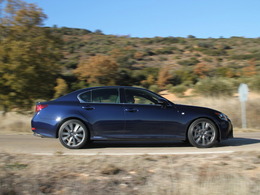 Lexus se moque de l'électrique... mais s'y prend mal