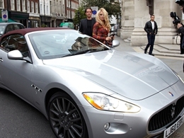 Pamela Anderson en Maserati GranCabrio pour la London Fashion Week : ouf, pas de cuir en pénis de baleine à l'horizon