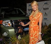 Paris Hilton s'affiche avec sa nouvelle Ford Escape Hybrid