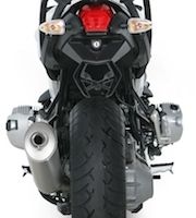 Akrapovic habille de titane la BMW R1200 R.