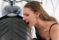 Moto & Sexy vs Custom & Chopper : une histoire de gros ... pneus arrières.