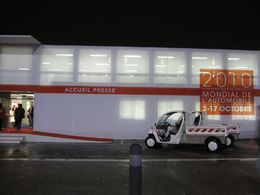 En direct du Mondial de Paris : à 6h55, des GEM électriques s'affichent devant la salle presse