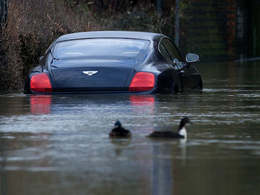 Un gagnant au loto plonge sa Bentley dans l'eau