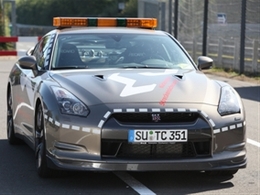 En direct du Mondial de Paris 2010 - La Nissan GT-R: une vraie rockeuse?