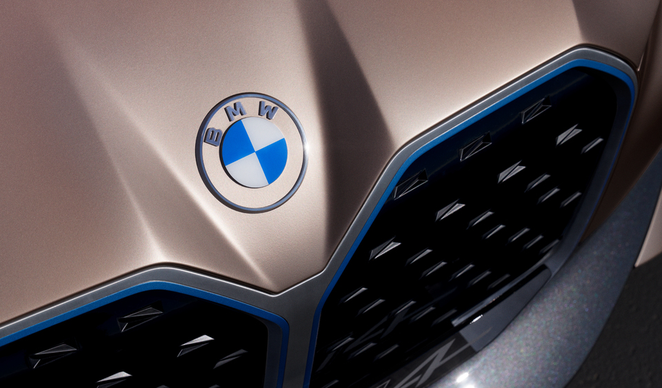 [Image: S8-bmw-devoile-un-nouveau-logo-181740.jpg]