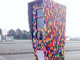 A Toulouse, un artiste décore un radar avec des briques Lego®