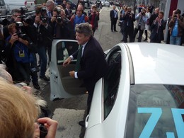 Mondial de Paris 2010 Live : Nicolas Sarkozy en visite, Jean-Louis Borloo arrive au volant d'une Renault Fluence électrique