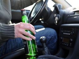 Ivre au volant sur l’autoroute à 190 km/h, une bouteille d’alcool à la main