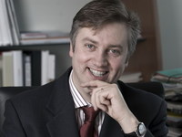 En direct du Mondial de l'auto 2010 : ITW Daniele Schillaci, président de Toyota France : "La FT-86 sera la première d'une lignée"
