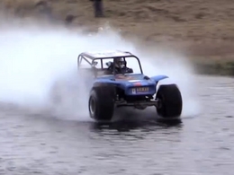Nouveau record (vidéo) : il roule plus de 300 mètres sur l'eau avec sa Jeep de 1622 chevaux