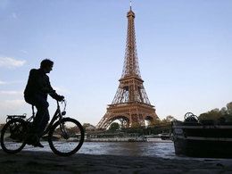 Paris : le trafic auto baisse au profit du vélo