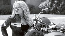 Actualité - Moto § Sexy: Victory interprète la belle et la bête avec Playboy