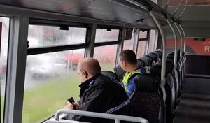 La police se sert des bus à double étage pour repérer les téléphones au volant