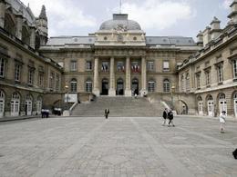 La justice suspend le plan social de PSA