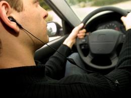 Sécurité routière : vers une interdiction du kit mains libres