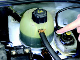 Insolite: un automobiliste gravement brûlé par son liquide de refroidissement