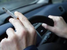Insolite: fumer au volant danger au tournant