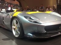 Ferrari Monza SP1 & SP2: à l'ancienne - Vidéo en direct du Mondial de Paris 2018
