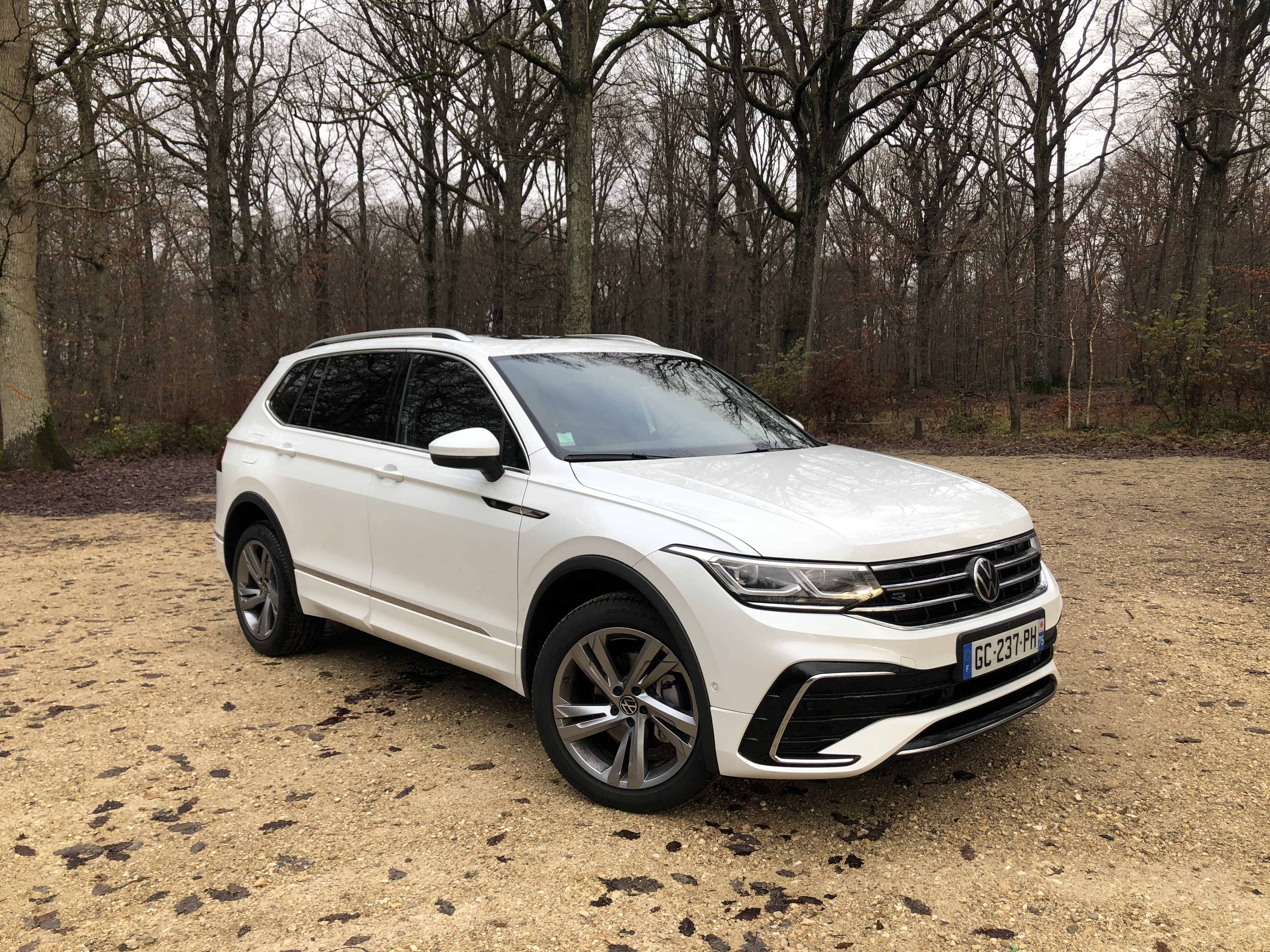 Volkswagen Tiguan ホワイト SUV Volkswagen Tiguan Allspace restylé : les premières images de l