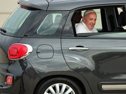La Fiat 500 du pape objet de culte
