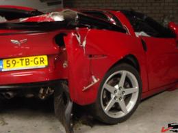 Il amène sa Corvette au garage pour une réparation de toit, le concessionnaire la détruit totalement