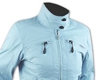 Un peu de bleu dans le gris hivernal : veste A-Pro Dea Lady.