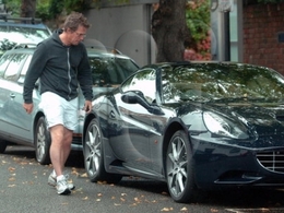 Pour ses 50 ans, Hugh Grant s'offre une Ferrari California