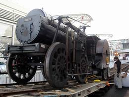 Vidéo Rétromobile 2013 - La première locomotive à vapeur française arrive...