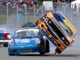 Photo : Ford Mustang contre Porsche 911, crash élégant