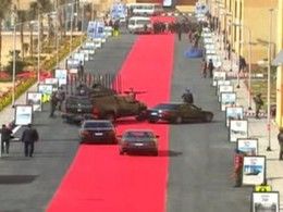 Un tapis rouge de 4 kilomètres pour le cortège présidentiel automobile égyptien qui fait tache