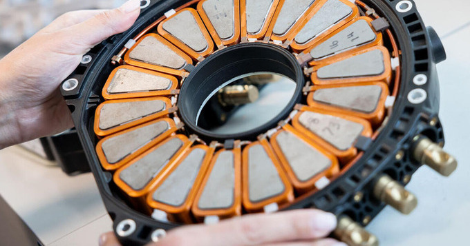 Ce moteur électrique de plus de 700 ch pèse moins de 15 kg