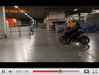 KTM Duke 125 en vidéo... façon Rok Bagoros.