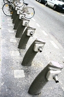 Une station Vélib' détériorée rue du Département (Paris 18e)