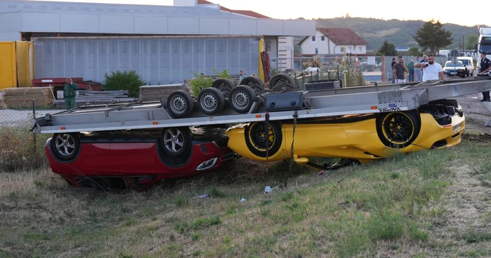 Une Ferrari et un Mercedes GLA sur le toit après un crash de remorque