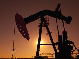 Pétrole : pour stabiliser les prix, les principaux producteurs se mettent d'accord pour geler la production