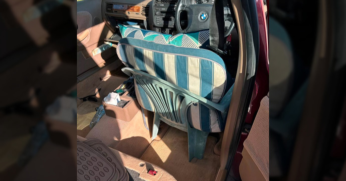 Il conduit sa BMW sur une chaise de jardin