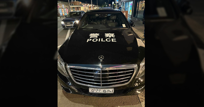 Écrire "POILCE" sur sa Mercedes l'envoie au tribunal