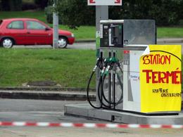 Grèves : 4 000 stations-service en attente d'approvisionnement, "un retour à la normale dans 4 à 5 jours" selon Fillon