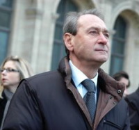 Le maire de Paris Bertrand Delanoë encourage l'utilisation des deux-roues électriques