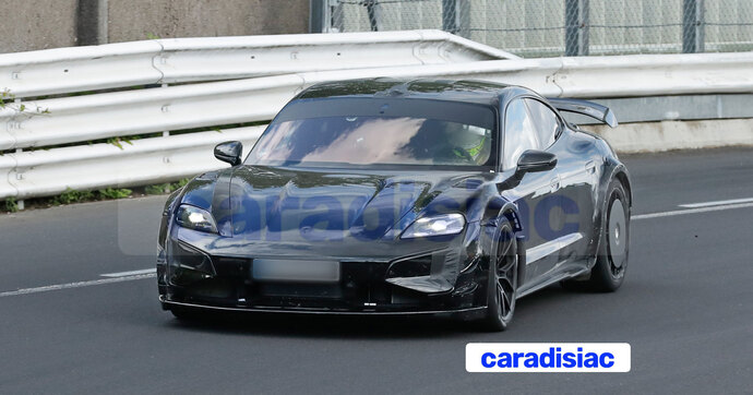 Sur le Nürburgring, Porsche et Manthey testent une Porsche Taycan Turbo GT modifiée.