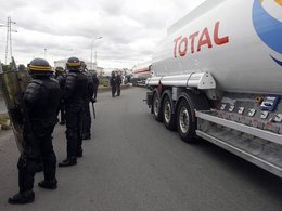 Grèves : Sarkozy ordonne le déblocage des dépôts de carburant à la veille des vacances de la Toussaint