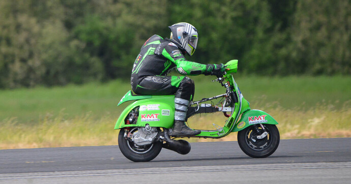 Adie Horrocks : l’homme qui fait voler les Vespas à 205 km/h