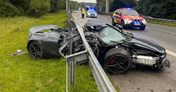 Une McLaren 720S découpée par un rail