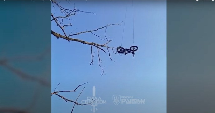 Un soldat ukrainien exfiltré grâce à un vélo électrique livré par drone