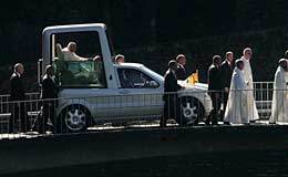 La papamobile : le véhicule officiel du pape Jean-Paul 2, une Mercedes spécialement conçue pour assurer sa sécurité et protéger le pape des éléments.
