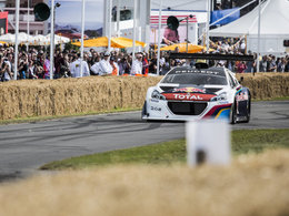 Loeb en promenade à Goodwood au volant de la Peugeot 208 T16 Pikes Peak