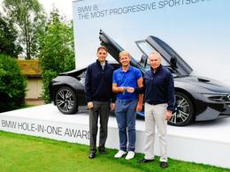 Un trou en un contre une BMW i8